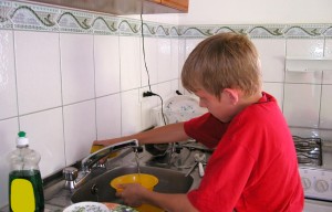 Las responsabilidades de los niños en el hogar son parte de la crianza