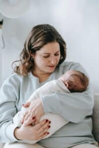 bebe mirando a su mama