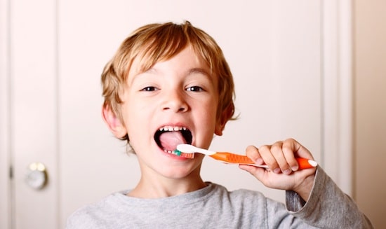 Práctica y enseña buenos hábitos de higiene dental