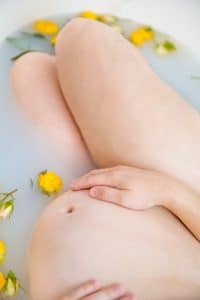 un baño caliente ayudara con los colicos en el embarazo