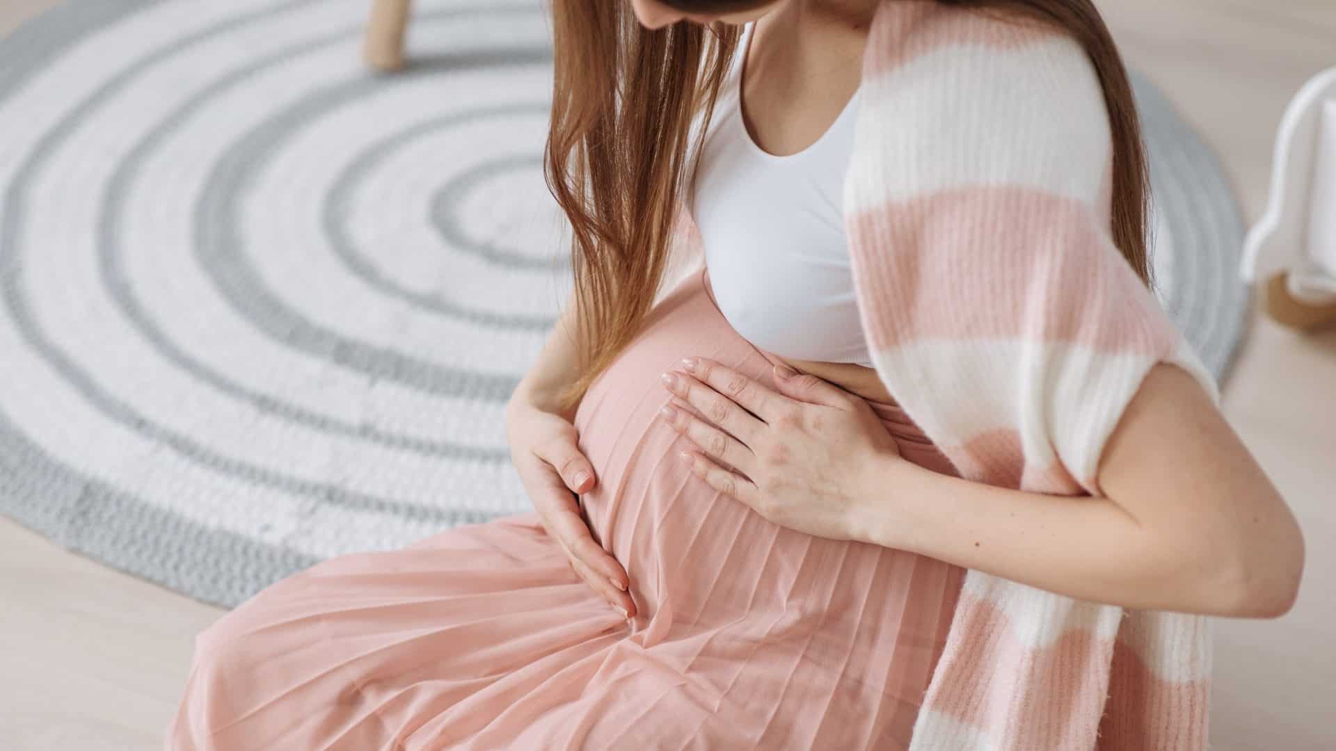 El embarazo subrogado, también conocido como maternidad subrogada, es un tema controvertido y con una historia compleja y variada.