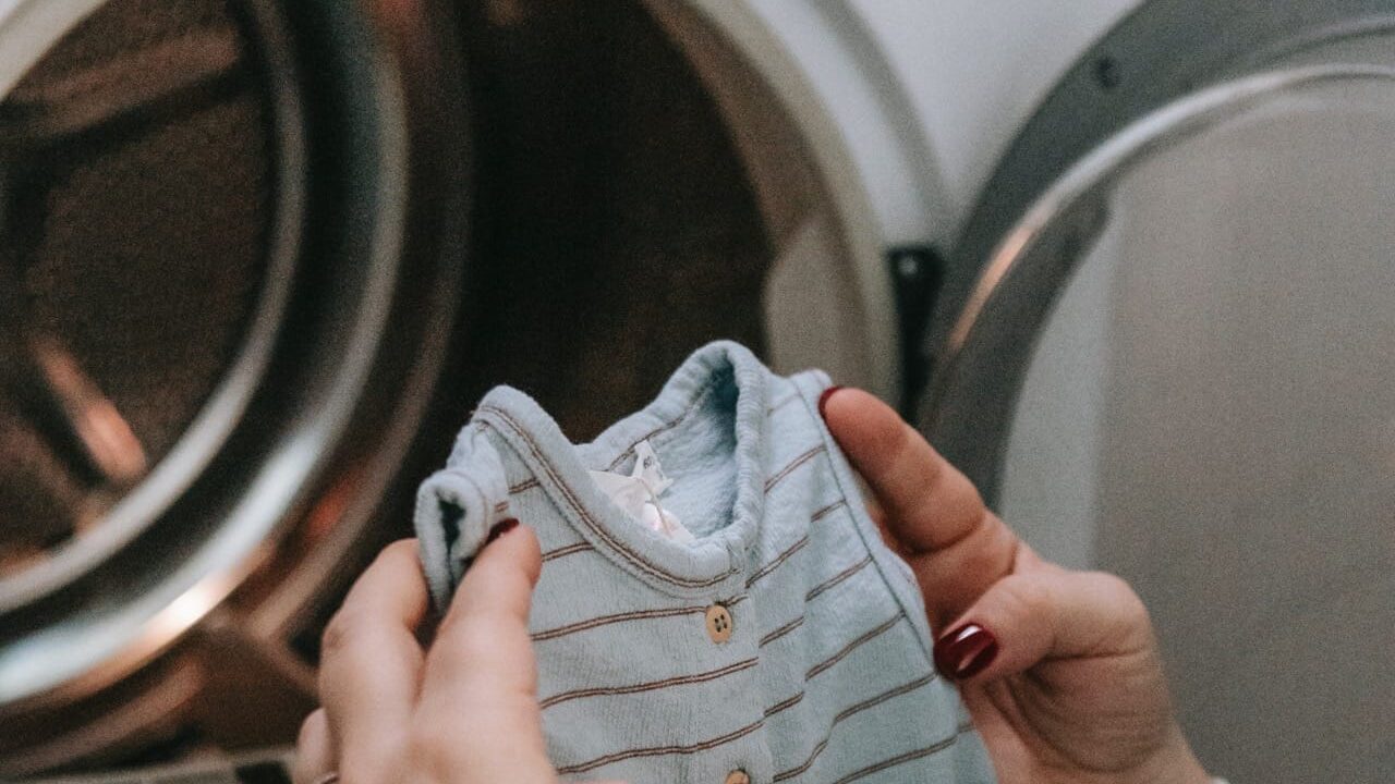 Lavar la ropa del bebé antes de organizarla