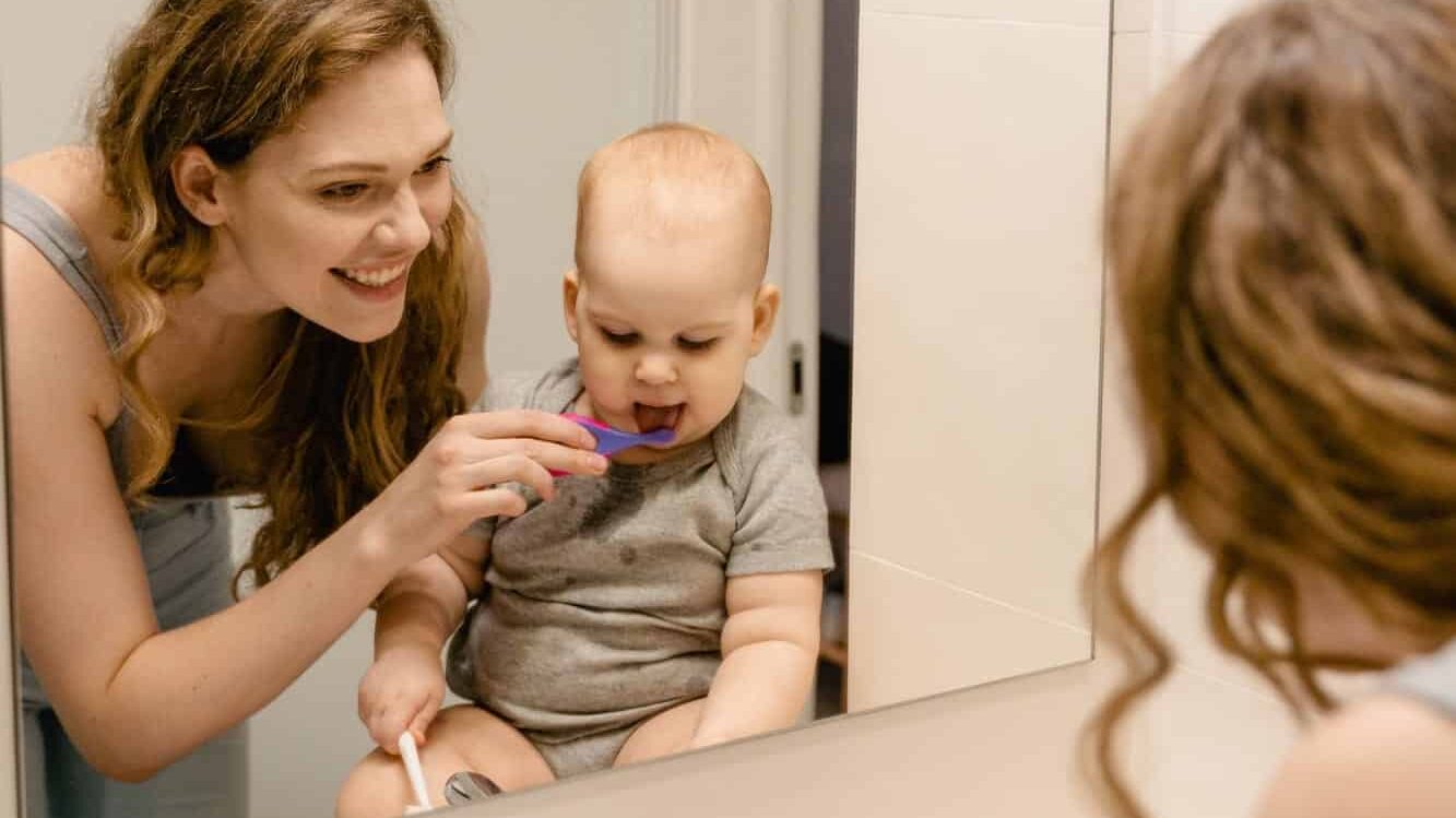 Como Limpiar los Dientes del Bebé