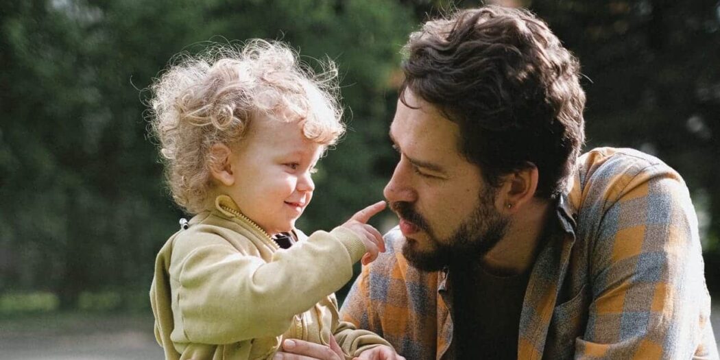 Maneras en las que los padres pueden apoyar emocionalmente a sus hijos